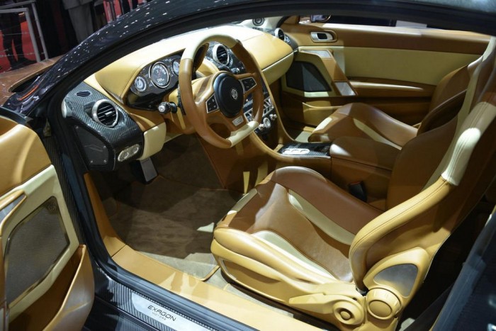 Kritikán felüli kidolgozás. A műszerfal egy analóg grafikájú monitor 