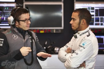 F1: Hamiltont Alonso izgatja, nem Button