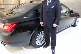 Kilőtt hűtő sem állítja meg a 4 tonnás BMW-t