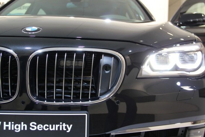 Kilőtt hűtő sem állítja meg a 4 tonnás BMW-t 6 Ez az autó egy kormányzati megrendelésre készülhetett, ha a megrendelőnek nincs joga kék fényt használni, a gyár nem szereli be neki