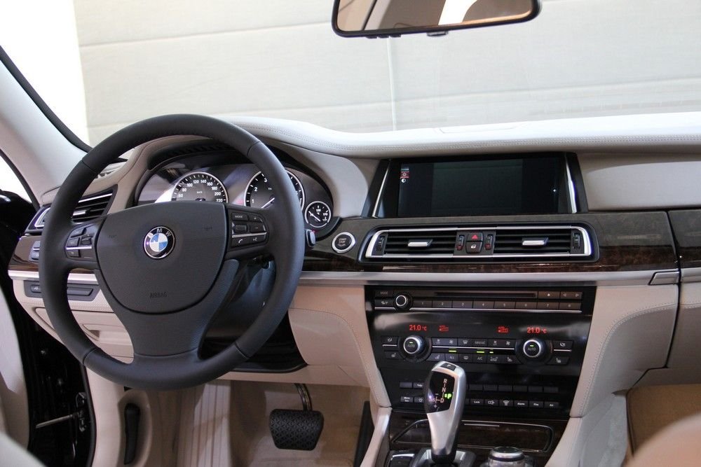 A biztonsági BMW-k sofőrei és tulajdonosai is speciális képzést kapnak a gyártól támadás esetére