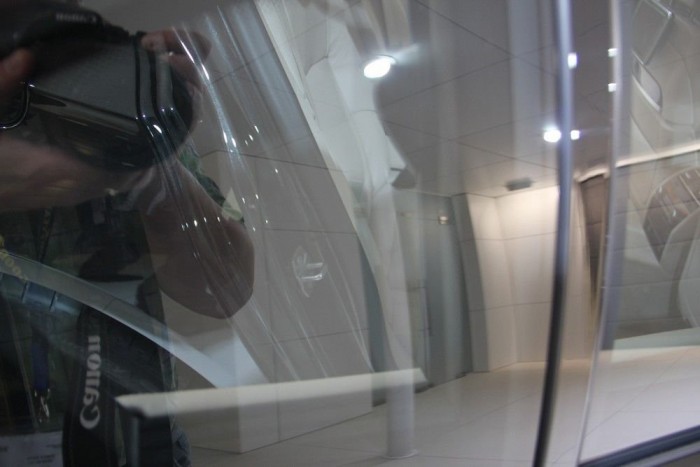 Az üveg megállítja a Kalasnyikov lövedékét