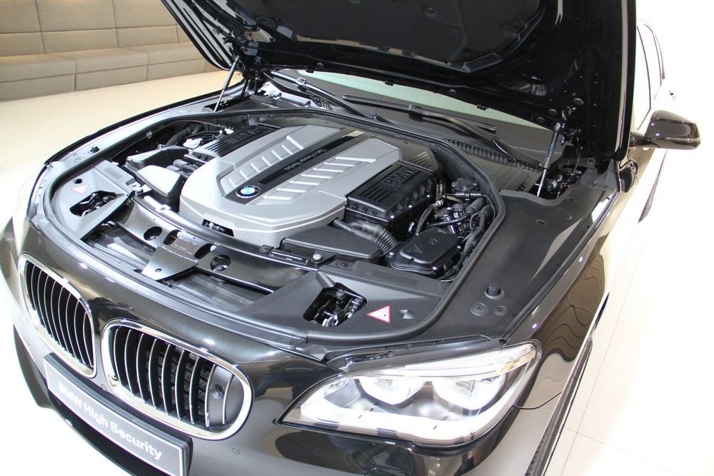 A BMW Security Vehicles csak a legnagyobb, két hengersoros motorokat használja, és mindig csak benzinest