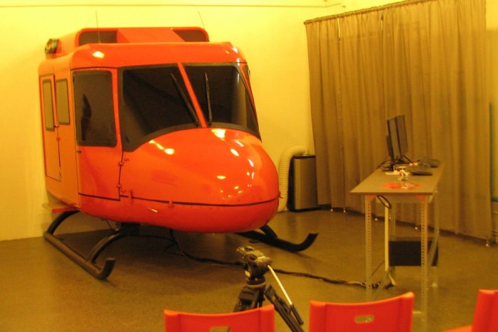 Garázsban landolt a helikopter 6 | Vezess Egy fél helikopter, meg egy számítógépes pult - ennyi a szimulátor. Később pendrive-ra vehetjük és haza is vihetjük repülésünket.