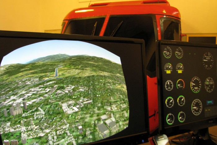 Garázsban landolt a helikopter 7 | Vezess A bal oldali monitoron látható képet vetíti ki gömbtükörre, majd onnan tükrözve a szimulátor belső ablakfelületeire a rendszer: ezért a torzított kép.