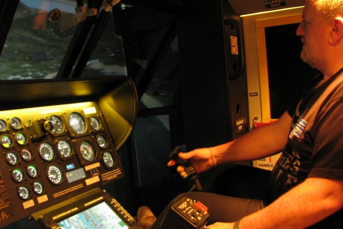 Garázsban landolt a helikopter 8 | Vezess Száguldás 17 méterrel a folyómeder fölött. Aki bemutatja: Zsámboki Tibor ezredes, egykori kecskeméti bázisparancsnok, MiG 29-es vadászpilóta.