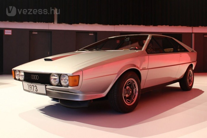 Mit kezdenél 1627 milliárd forinttal? 24 Az Italdesign Giugiaro a márkacsoport design kompetenciaközpontja. Az Asso di Picche tanulmány a korabeli Audi 80-ra épül, ebből lett a Scirocco, amelyet az első Golfhoz, a kocka Audi 80-hoz vagy a FIAT Unóhoz hasonlóan Giorgetto Giugiaro tervezett
