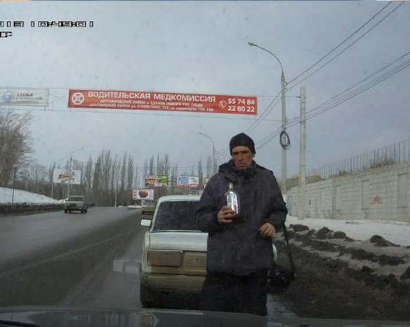 Így támad egy őrült részeg!