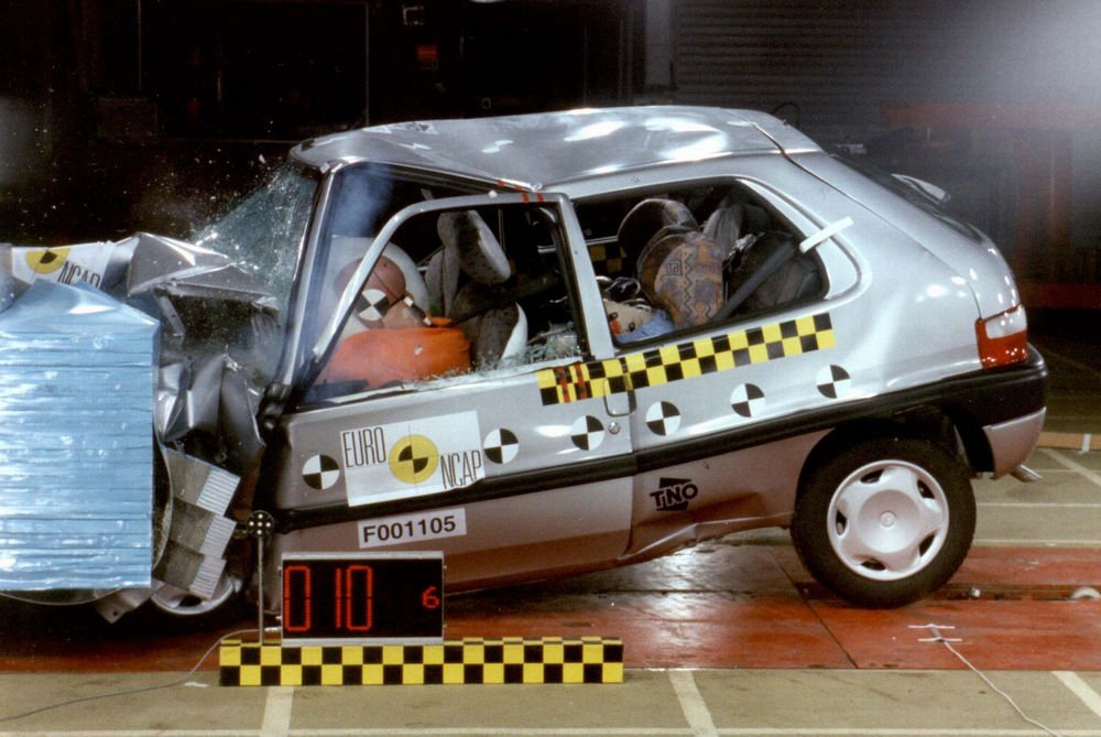 A Citroën Saxo (1996-2003) fejlesztésének idején a kisautók utasbiztonsága még jellemzően tragikus volt. Az Euro NCAP 2000-ben vizsgálta be az autót; ötből kettő csillagot adott neki.