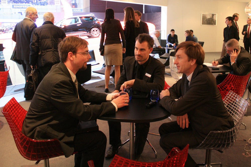 Interjúnk a Genfi Autószalonon készült. Jobbra Thomas d'Haussy, középen szárnysegédje a kommunikációs osztályról, balra a szerző