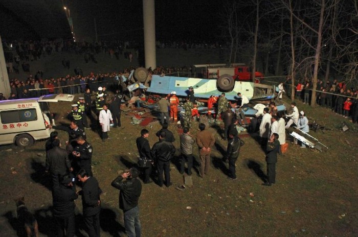 Hídról zuhant le egy busz 7 Hídról zuhant le egy busz 7
