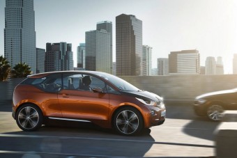 Ingyenes bérautó járhat az elektromos BMW-hez