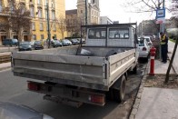 Ez már a Villányi út. A járókelők szerint nem korrekt büntetni az éppen használaton kívüli megállókba beparkolókat