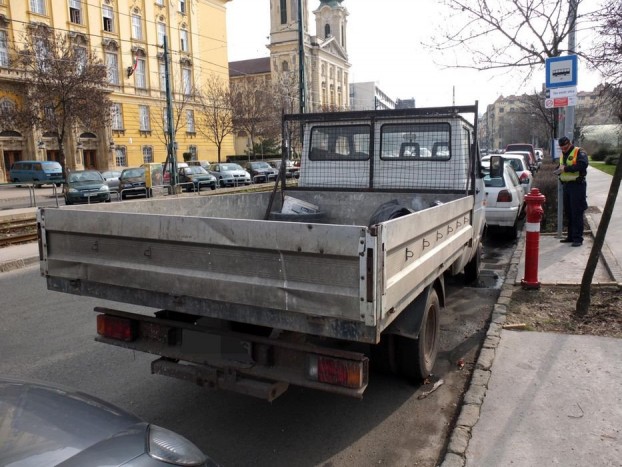 Lopósautóval vadásztunk parkolóművészekre 7 Ez már a Villányi út. A járókelők szerint nem korrekt büntetni az éppen használaton kívüli megállókba beparkolókat
