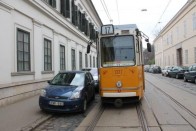 Gyakran elakad a 17-es villamos a Bécsi úton. Elég ennél 20 centivel arrébb parkolni