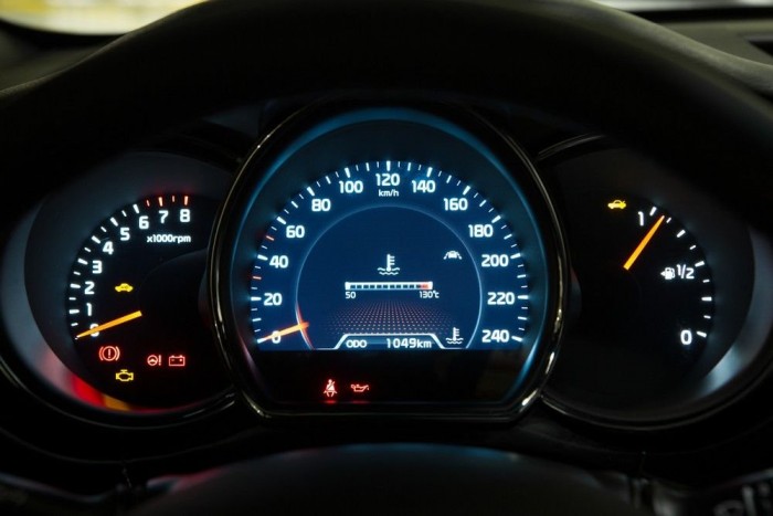 Vezettük a Kia sportos háromajtósát 38 Igaz, csak az 1,2 millió forintos luxus csomag részeként, de kapható TFT műszerblokk is. Természetesen ebben a horribilis összegben nemcsak ez, hanem egy sor más extra is benne van az automatikus parkolórendszertől kezdve a xenon fényszórókon keresztül egészen a nyomógombos motorindításig