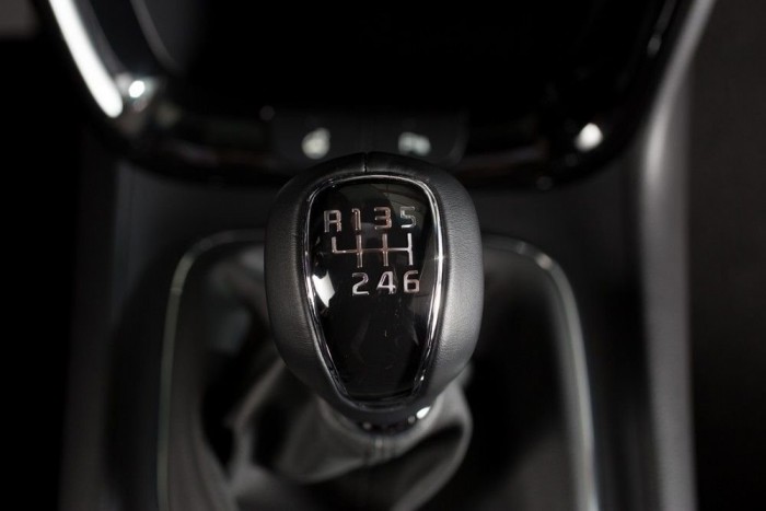 Vezettük a Kia sportos háromajtósát 44 Minden motorhoz hatfokozatú kézi sebességváltó jár alapáron. Finom szerkezet: rövid úton, kis erővel és pontosan kapcsolható