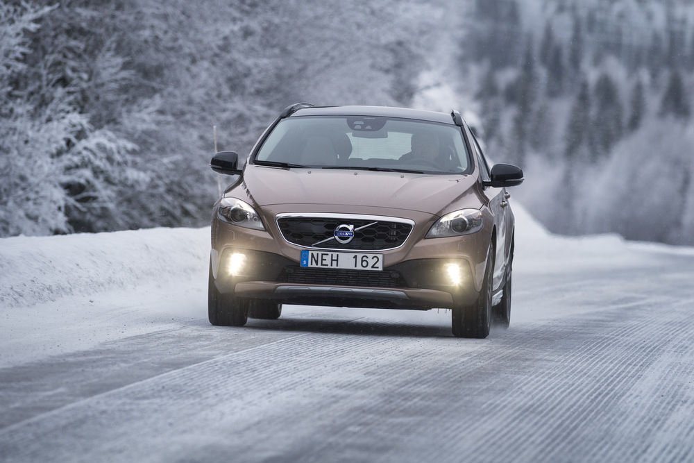 Tisztább üzemű hajtásláncok, különleges érintőképernyőről vezérelhető online zenehallgatási funkciók gazdagítják a Volvo V40 megújuló választékát.