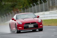 9-10. Nissan GT-R, 7:18,00. A GT-R-t a Nissan olyan tempóban gyorsan fejleszti tovább, hogy az első kérdés az, melyik verzió ment ennyit. Ez egy tavalyi mérés az 550 lóerős változattal és Suzuki Toshio, a Nissan fő tesztpilótája volt ilyen gyors vele