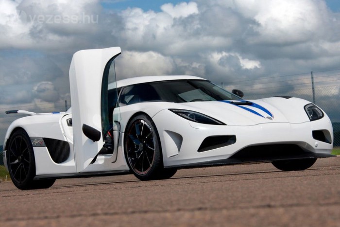 Top 10 : A leggyorsabb autók 1 1. Koenigsegg Agera R, 6:47,36s. 10,2s nem is rossz gyorsulási érték egy átlagautótól, mármint százra. Ám a Koenigsegg rekordere ennyi idő alatt 240-re gyorsul. Mivel kanyarsebességben és lassulásban legalább ennyire fenomenális, a svéd szupersportautóé a legjobb köridő