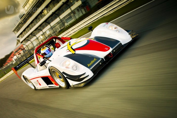 Top 10 : A leggyorsabb autók 2 2. Radical SR8LM, 6:48,00s. A V8-as versenygép 24 századdal maradt csak le a csúcstartó mögött. Papíron sokkal gyengébb az 1115 lóerős Agera R-nél, de 455 lóerejére csak nagyjából 650 kg jut. A körről készült felvétel alapmű, ebből a videóból megtanulható mind a 73 kanyar ideális íve