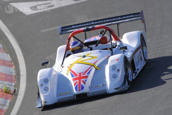 Top 10 : A leggyorsabb autók 3 3. Radical SR8, 6:55,00s. A Radical SR8 ebben a kevésbé kihegyezetett verzióban is inkább LMP2-es Le Mans-i prototípus, mint szériaautó, de mivel rendszámozható, megérdemli a dobogó alsó fokát. 108 oktános benzinigényével, 30 üzemóránként esedékes motorfelújítással és a hosszas beindítási-bemelegítési ceremóniával a Radical csak messziről, félhomályban tűnik utcai autónak