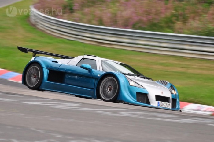 Top 10 : A leggyorsabb autók 4 4. Gumpert Apollo Speed, 7:11,57s. Tavaly nyáron a Gumpert csődöt jelentett, de biztosan nem azért, mert ne tudnának szupersportautót építeni. Az Apollo Speed Győrben gyártott, 4,2-es Audi-nyolchengeressel érte el ezt az időt, de a 700 lóerőhöz kellett plusz két turbó. Florian Gruber a rekordkörön meg sem izzadt, szerinte hét perc alá is levihető az autó ideje