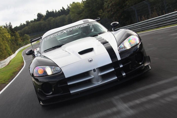 Top 10 : A leggyorsabb autók 5 5. Dodge Viper SRT-10 ACR, 7:12,13s. Amerika legbrutálisabb sportautója a hosszú távú versenyszériákban és itt is megmutatta, mit tud. Az ACR (American Club Racing) maradt 600 lóerős, de futóműve állítható, aerodinamikája is közelíti a versenyváltozatokat. Megérdemli, hogy szívét senki ne gyalázza teherautó-motorként, mert a V10-nek legfeljebb a blokkja emlékeztetett a Dodge Ramben használtra