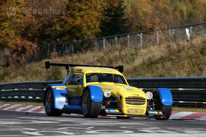 Top 10 : A leggyorsabb autók 8 8. Donkervoort D8 RS 7:14,89. A Lotus Seven ma is üt, de már Audi-motorokkal. Az ultrakönnyű, 665 kilós roadster állítható lengéscsillapítással és mindössze 370 lóerővel érte el ezt a fantasztikus időt
