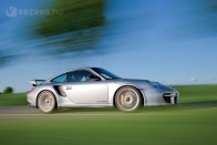 9-10. Porsche 911 GT2 RS 7:18,00. A Porschék kódrendszere alapján a GT mindig hátsókerék-hajtású, versenypályára szánt változat, a 2-esben turbóval, szemben a szívó GT3-mal. Ez a GT2 RS az előző 911 620 lóerős változata és Horst von Saurma, a német Sport Autó című szaklap főszerkesztője, neves Nürburgring-specialista ért körbe a pályán 7:20-on belül