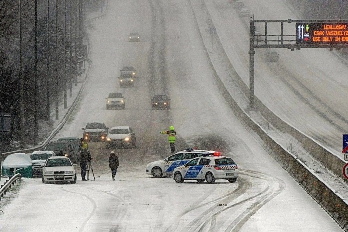 Ezrek rekedtek az utakon, vesztegelnek vonatokban országszerte a márciusi havazás és szélvihar miatt. Összegyűjtöttünk pár információt a tájékozódáshoz