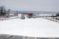 Elakadt autók az M7-es autópálya 27-es kilométerénél 2013. március 15-én. A rendőrség a rendkívüli időjárási helyzet miatt lezárta az M1-es és M7-es autópálya, valamint az 1-es út Pest megyei szakaszát. MTI Fotó: Mihádák Zoltán