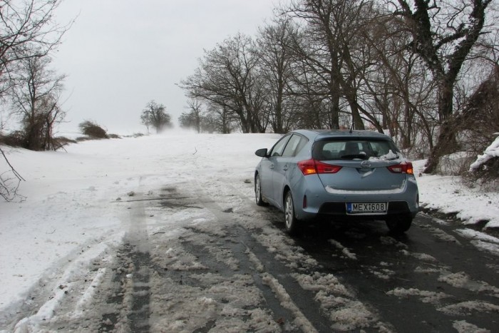 Hóhelyzet az utakon – itt tájékozódhatsz! 10 Fejér megye. Vértesboglár, Rácz Tamás kollégánk faluja. Az Auris tesztautó értetlenül szemléli a hóakadályt