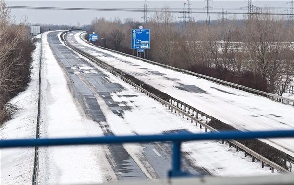 Az M1-es autópálya Győrt elkerülő lezárt szakasza 2013. március 15-én. Az M1-es autópálya és a 86-os főút Győr-Moson-Sopron megyei szakaszán a legtöbb az elakadt jármű.
MTI Fotó: Krizsán Csaba