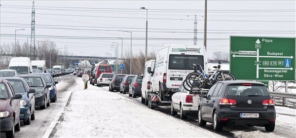 Autók várakoznak a 83-as főúton Győr határában 2013. március 15-én. Az M1-es autópálya és a 86-os főút Győr-Moson-Sopron megyei szakaszán a legtöbb az elakadt jármű.
MTI Fotó: Krizsán Csaba