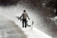 Egy férfit hóval terít be a mellette elhaladó hókotró a 8-as számú főúton, Veszprém közelében 2013. március 15-én. A viharos erejű szél miatt a megyében több útszakasz járhatatlan, a Veszprémből kivezető utakat lezárták.
MTI Fotó: Nagy Lajos
