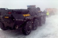 Bábolna, 2013. március 15. A Terrorelhárítási Központ (TEK) által közreadott képen a TEK 2 BTR típusú harci járműve az M1-es autópályán segít az elakadt járművek mentésében 2013. március 15-én. MTI Fotó: Terrorelhárítási Központ