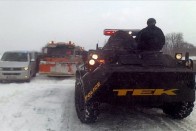 Bábolna, 2013. március 15. A Terrorelhárítási Központ (TEK) által közreadott képen a TEK 2 BTR típusú harci járműve az M1-es autópályán segít az elakadt járművek mentésében 2013. március 15-én. MTI Fotó: Terrorelhárítási Központ