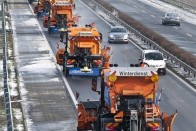 Osztrák hókotrók az M1-es autópálya Győrt elkerülő szakaszán 2013. március 15-én. A járművek az osztrák-magyar határ és a Győrt az autópályával összekötő M19-es gyorsforgalmi út és az M1-es csomópontja között tisztítják az utat.MTI Fotó: Krizsán Csaba