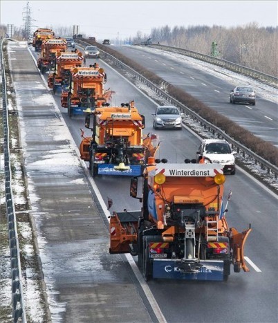 Hóhelyzet az utakon – itt tájékozódhatsz! 5 Osztrák hókotrók az M1-es autópálya Győrt elkerülő szakaszán 2013. március 15-én. A járművek az osztrák-magyar határ és a Győrt az autópályával összekötő M19-es gyorsforgalmi út és az M1-es csomópontja között tisztítják az utat.
MTI Fotó: Krizsán Csaba
