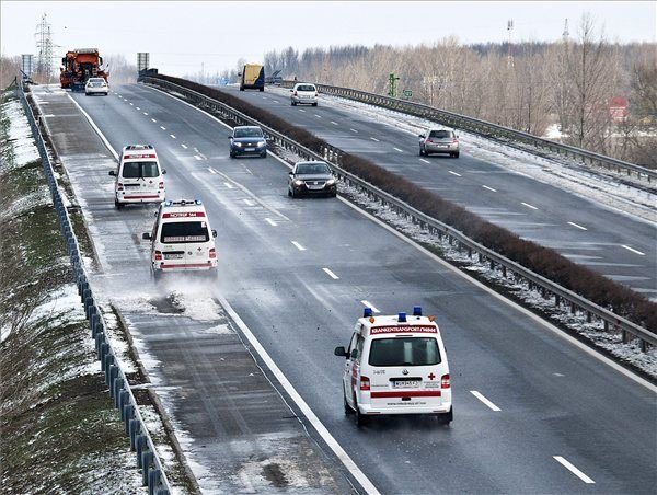 Osztrák mentőautók az M1-es autópálya Győrt elkerülő szakaszán 2013. március 15-én. Az Osztrák Vöröskereszt konvojt küldött Magyarországra, hogy segítséget nyújtson a rendkívüli időjárási helyzet miatt elakadt autósoknak.
MTI Fotó: Krizsán Csaba