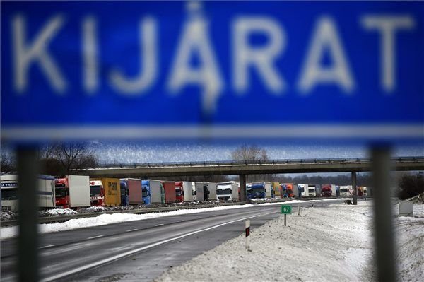 Tata, 2013. március 15.
Hótorlaszban elakadt kamionok az M1-es autópályán Tata közelében 2013. március 15-én.
MTI Fotó: Beliczay László