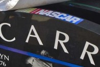 A Nascar emblémájával megfestett, kanapé formájú sírkövet szánt férjének, és ezért a katolikus egyházzal is szembeszállt az asszony. Kedvenc kutyája portréja is rajta van a fejfán.