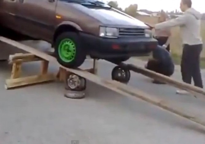 Autórakodásból hatalmas bukta