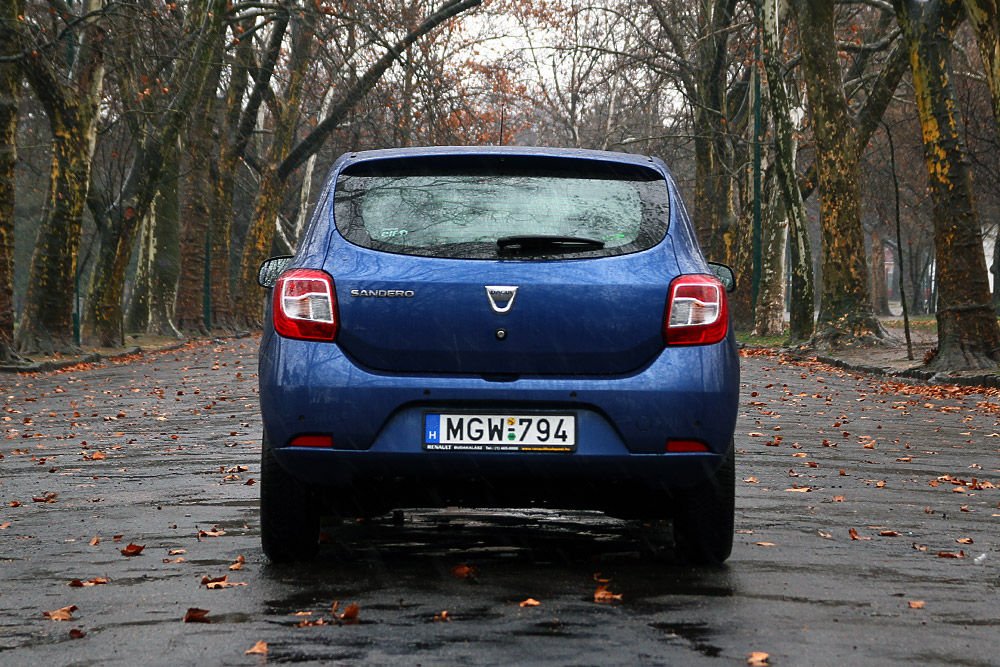 Tolatóradar segíti a jól átlátható autó parkolóhelyre manőverezését