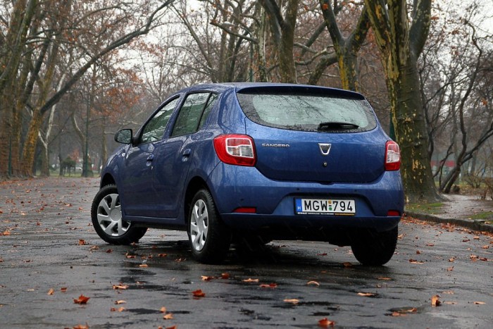 Hátsó futóműve bár megegyezik a Loganéval, mégis túlteljesíti azt