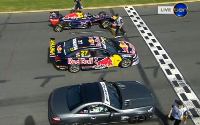 F1-essel utcai autó ellen – videó