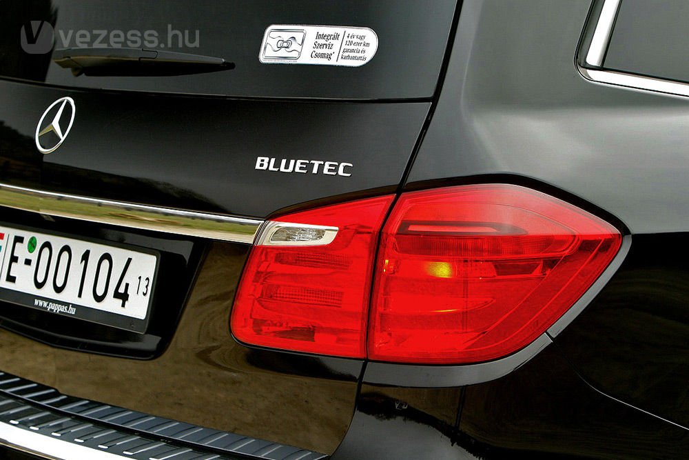 A maroknyi hozzáértő a BlueTEC-ből látja, hogy az autó dízelmotoros és megfelel az Euro 6-szabványnak
