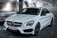 Újabb Mercedes: ezúttal a kecskeméti gyártású CLA sportverziója bukott le idő előtt. A hónap végén bemutatkozó sportkupé-szedán az A45 AMG hajtásláncát kapja.