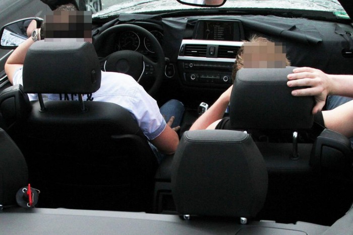 Szemmel láthatóan jó a fűtés a BMW 4-es kabrióban. 